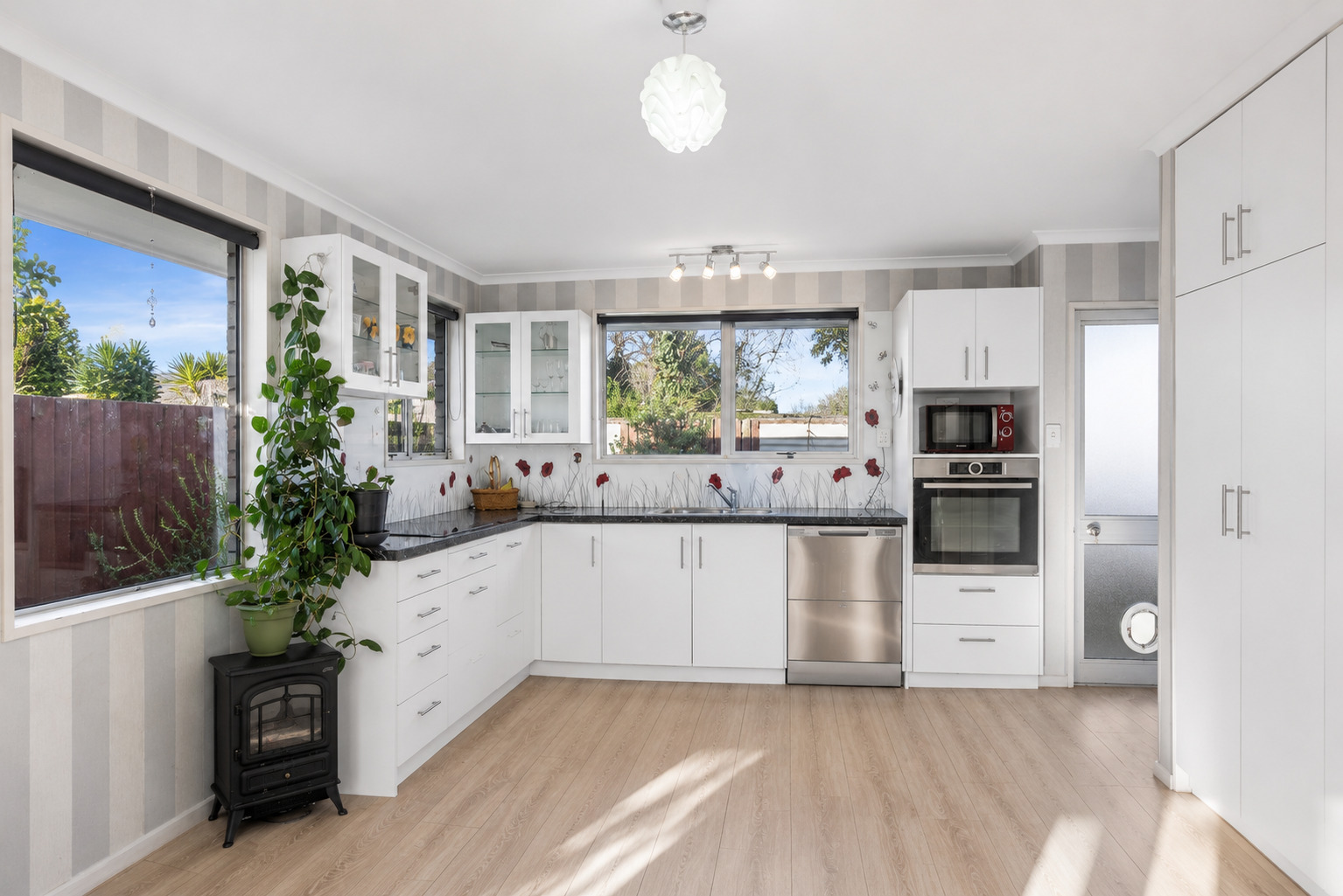 2-5a-purakanui-place-03-kitchen 2/5A Purakanui Place, Northwood